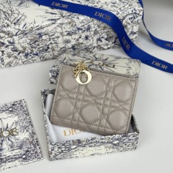 Replica Borse Portacarte Lady Dior con patta e l'iconica impuntura Cannage Grigio firmate