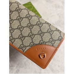 Portafoglio continentale Gucci con emblema GG 821802 marrone Portafoglio continentale Gucci con emblema GG 821802 marrone