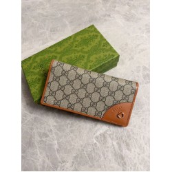 Portafoglio continentale Gucci con emblema GG 821802 marrone
