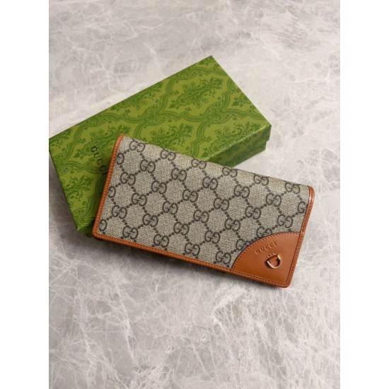 Replica di lusso Portafoglio continentale Gucci con emblema GG 821802 marrone Imitazioni Cloni Portafoglio continentale Gucci con emblema GG 821802 marrone firmate