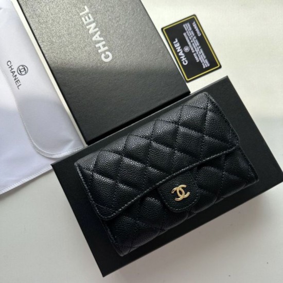 Replica di lusso Portacarte Chanel Caviar trapuntato con patta nero e dettagli oro Imitazioni Cloni Portacarte Chanel Caviar trapuntato con patta nero e dettagli oro firmate