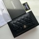 Replica di lusso Portacarte Chanel Caviar trapuntato con patta nero e dettagli oro Imitazioni Cloni Portacarte Chanel Caviar trapuntato con patta nero e dettagli oro firmate