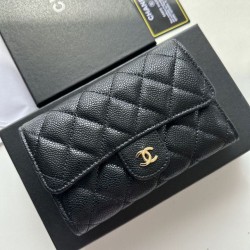 Cloni Portacarte Chanel Caviar trapuntato con patta nero e dettagli oro firmate