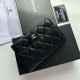 Replica di lusso Portacarte Chanel Caviar trapuntato con patta nero e dettagli oro Imitazioni Cloni Portacarte Chanel Caviar trapuntato con patta nero e dettagli oro firmate