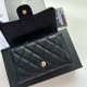 Replica di lusso Portacarte Chanel Caviar trapuntato con patta nero e dettagli oro Imitazioni Cloni Portacarte Chanel Caviar trapuntato con patta nero e dettagli oro firmate