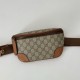Cloni Marsupio piccolo Gucci GG Emblem Uomo 821165 marrone firmate