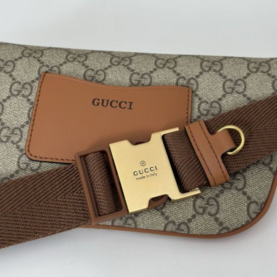 Cloni Marsupio piccolo Gucci GG Emblem Uomo 821165 marrone firmate