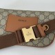 Cloni Marsupio piccolo Gucci GG Emblem Uomo 821165 marrone firmate