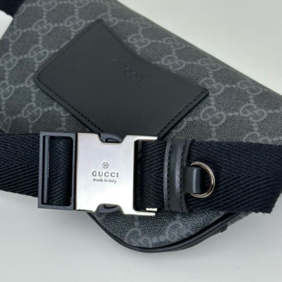 Cloni Marsupio piccolo Gucci GG Emblem Uomo 821165 nero firmate