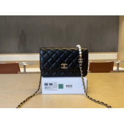 Portafoglio Chanel trapuntato in caviale perlato con catena Woc Nero Portafoglio Chanel trapuntato in caviale perlato con catena Woc Nero