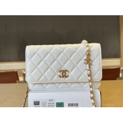 Portafoglio Chanel trapuntato in caviale perlato con catena Woc Bianco