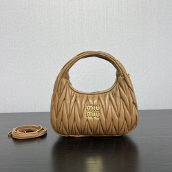 Cloni Bora Pari replica hobo mini/piccolo Miu Miu Wander Matelasse Marrone firmate