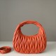Cloni Borsa hobo mini/piccolo Miu Miu Wander Matelasse Arancia firmate
