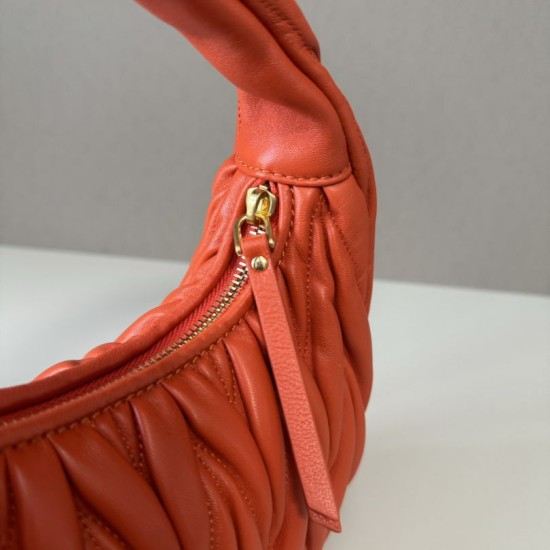 Cloni Borsa hobo mini/piccolo Miu Miu Wander Matelasse Arancia firmate