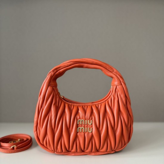 Cloni Borsa hobo mini/piccolo Miu Miu Wander Matelasse Arancia firmate