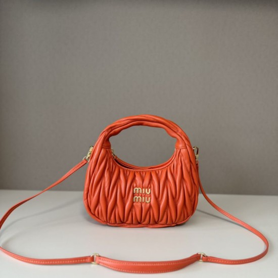 Cloni Borsa hobo mini/piccolo Miu Miu Wander Matelasse Arancia firmate
