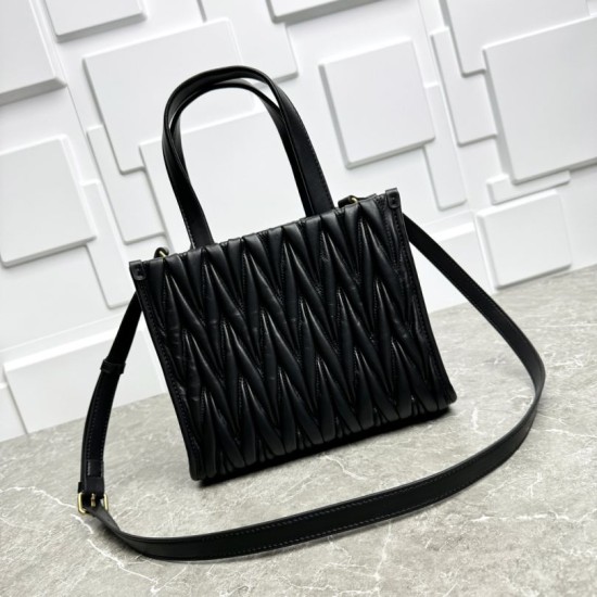 Replica di lusso Borsa tote Miu Miu in pelle nappa trapuntata nera Imitazioni Cloni Borsa tote Miu Miu in pelle nappa trapuntata nera firmate
