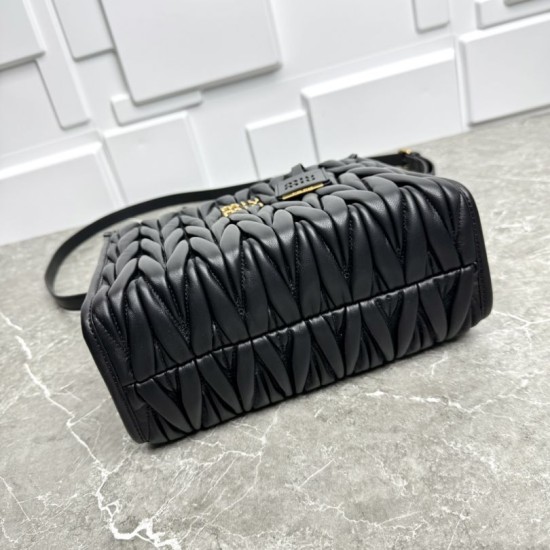 Replica di lusso Borsa tote Miu Miu in pelle nappa trapuntata nera Imitazioni Cloni Borsa tote Miu Miu in pelle nappa trapuntata nera firmate