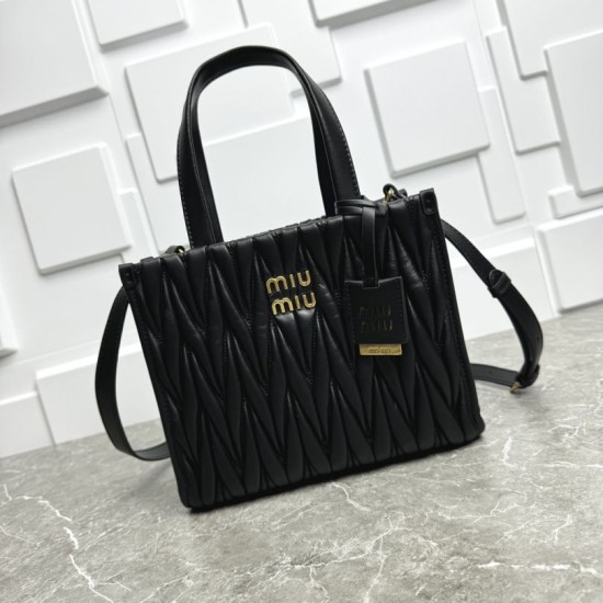 Replica di lusso Borsa tote Miu Miu in pelle nappa trapuntata nera Imitazioni Cloni Borsa tote Miu Miu in pelle nappa trapuntata nera firmate
