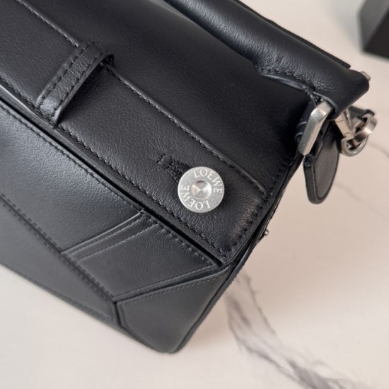 Replica di lusso Borsa Piccola Loewe Panta Puzzle nera Imitazioni Cloni Borsa Piccola Loewe Panta Puzzle nera firmate