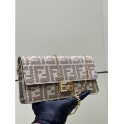 Portafoglio Fendi con catena, modello Baguette in tessuto jacquard FF marrone Portafoglio Fendi con catena, modello Baguette in tessuto jacquard FF marrone