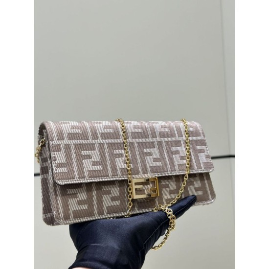 Replica di lusso Portafoglio Fendi con catena, modello Baguette in tessuto jacquard FF marrone Imitazioni Cloni Portafoglio Fendi con catena, modello Baguette in tessuto jacquard FF marrone firmate
