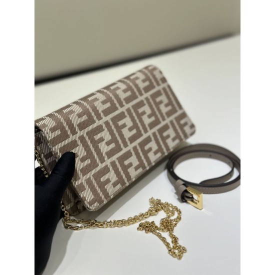 Replica di lusso Portafoglio Fendi con catena, modello Baguette in tessuto jacquard FF marrone Imitazioni Cloni Portafoglio Fendi con catena, modello Baguette in tessuto jacquard FF marrone firmate