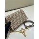 Replica di lusso Portafoglio Fendi con catena, modello Baguette in tessuto jacquard FF marrone Imitazioni Cloni Portafoglio Fendi con catena, modello Baguette in tessuto jacquard FF marrone firmate