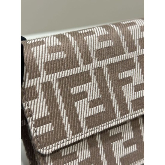 Replica di lusso Portafoglio Fendi con catena, modello Baguette in tessuto jacquard FF marrone Imitazioni Cloni Portafoglio Fendi con catena, modello Baguette in tessuto jacquard FF marrone firmate