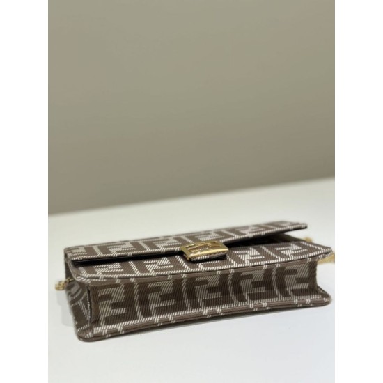 Replica di lusso Portafoglio Fendi con catena, modello Baguette in tessuto jacquard FF marrone Imitazioni Cloni Portafoglio Fendi con catena, modello Baguette in tessuto jacquard FF marrone firmate