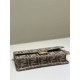 Replica di lusso Portafoglio Fendi con catena, modello Baguette in tessuto jacquard FF marrone Imitazioni Cloni Portafoglio Fendi con catena, modello Baguette in tessuto jacquard FF marrone firmate