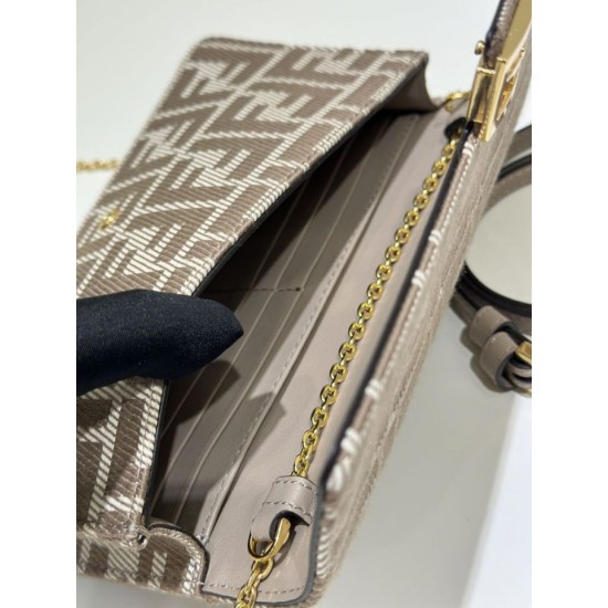 Replica di lusso Portafoglio Fendi con catena, modello Baguette in tessuto jacquard FF marrone Imitazioni Cloni Portafoglio Fendi con catena, modello Baguette in tessuto jacquard FF marrone firmate