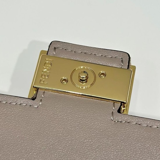 Replica di lusso Portafoglio Fendi con catena, modello Baguette in tessuto jacquard FF marrone Imitazioni Cloni Portafoglio Fendi con catena, modello Baguette in tessuto jacquard FF marrone firmate