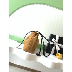 Borsa a secchiello/hobo Chanel trapuntata con coulisse scamosciata AS5227 marrone Borsa a secchiello/hobo Chanel trapuntata con coulisse scamosciata AS5227 marrone