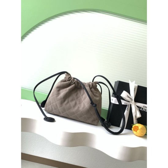 Replica di lusso Borse Alta Qualità a secchiello/hobo Chanel trapuntata con coulisse scamosciata AS5227 Grigio Imitazioni Cloni Borse Replica Alta Qualità a secchiello/hobo Chanel trapuntata con coulisse scamosciata AS5227 Grigio firmate