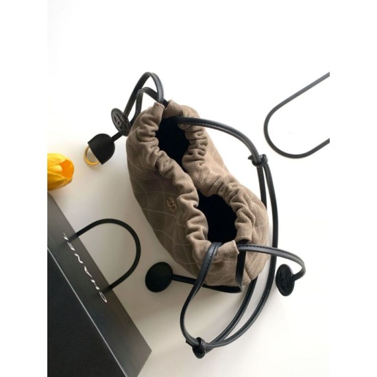 Replica di lusso Borse Alta Qualità a secchiello/hobo Chanel trapuntata con coulisse scamosciata AS5227 Grigio Imitazioni Cloni Borse Replica Alta Qualità a secchiello/hobo Chanel trapuntata con coulisse scamosciata AS5227 Grigio firmate