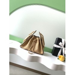 Mini borsa Chanel 26P trapuntata in rafia intrecciata AS5631 marrone