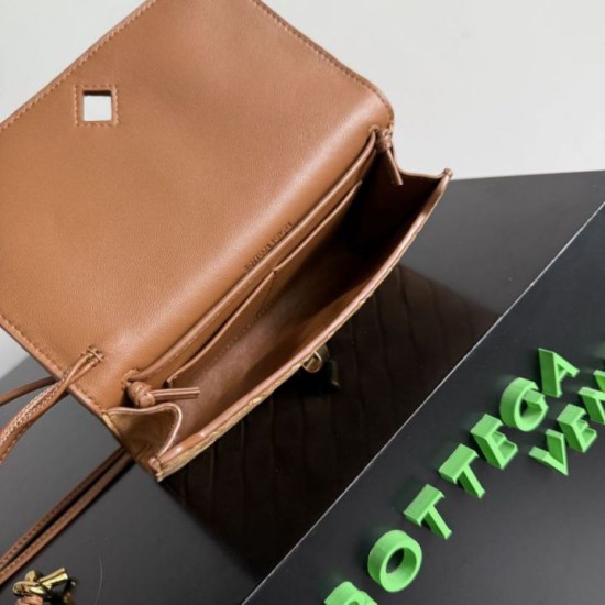Replica di lusso Pochette Bottega Veneta Andiamo scamosciata Marrone Imitazioni Cloni Pochette Bottega Veneta Andiamo scamosciata Marrone firmate