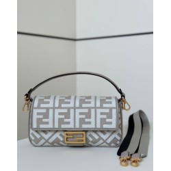 Borse a tracolla classica Fendi Baguette FF ricamato grigio