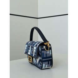 Borsa a tracolla classica Fendi Baguette FF ricamato Blu