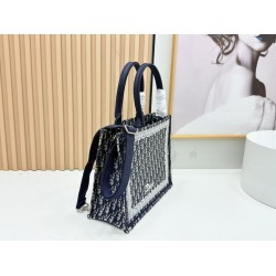 Borse tote Dior Book con ricami e cornice in pizzo bianco Nero Borse tote Dior Book con ricami e cornice in pizzo bianco Nero