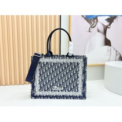 Borse tote Dior Book con ricami e cornice in pizzo bianco Nero