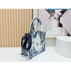 Borse Dior Book Tote piccola/media/grande con ricamo Toile de Jouy blu/bianco Borse Dior Book Tote piccola/media/grande con ricamo Toile de Jouy blu/bianco
