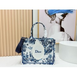 Borse Dior Book Tote piccola/media/grande con ricamo Toile de Jouy blu/bianco
