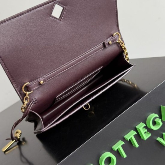 Replica di lusso Borsa a tracolla Andiamo di Bottega Veneta su catena Borgogna Imitazioni Cloni Borsa a tracolla Andiamo di Bottega Veneta su catena Borgogna firmate