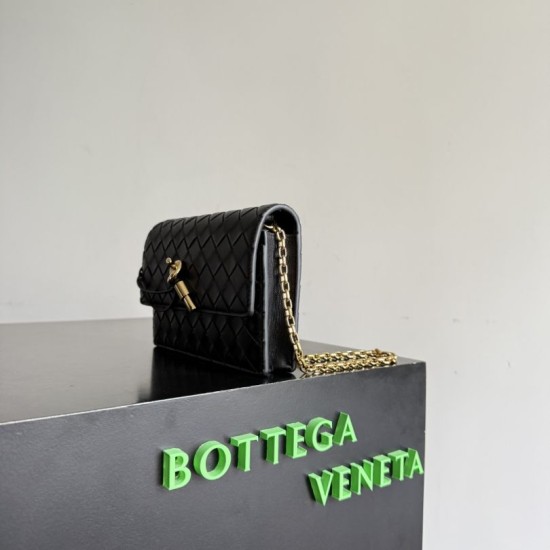 Replica di lusso Borsa a tracolla Andiamo di Bottega Veneta su catena Nero Imitazioni Cloni Borsa a tracolla Andiamo di Bottega Veneta su catena Nero firmate