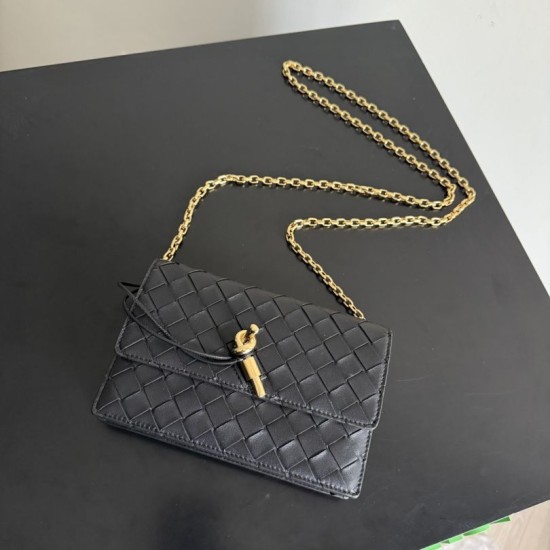 Replica di lusso Borsa a tracolla Andiamo di Bottega Veneta su catena Nero Imitazioni Cloni Borsa a tracolla Andiamo di Bottega Veneta su catena Nero firmate