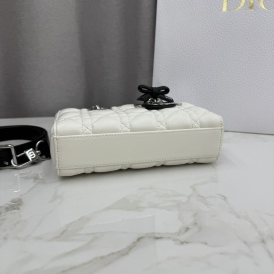 Replica di lusso Borsa 1:1 Dior Lady D-Joy Micro Bag Latte Cannage in pelle di agnello bianca Imitazioni Cloni Borsa Replica Dior Lady D-Joy Micro Bag Latte Cannage in pelle di agnello bianca firmate