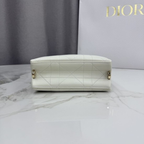 Replica di lusso Borsa Dior Trianon con catena agnello piatta Macrocannage Bianco Imitazioni Cloni Borsa Dior Trianon con catena agnello piatta Macrocannage Bianco firmate