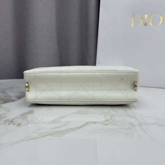 Replica di lusso Borse Dior Trianon con catena piatta macrocannage bianca Imitazioni Cloni Borse Dior Trianon con catena piatta macrocannage bianca firmate